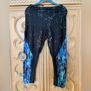 Ballys Black and Blue Patterned capri Leggings w/mesh area sz Medium guc